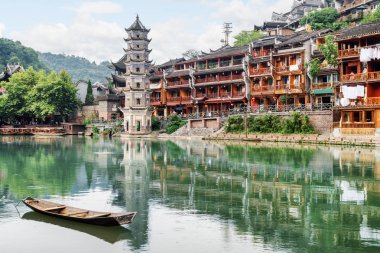 Wanming Pagoda Tuojiang nehir suya yansıyan
