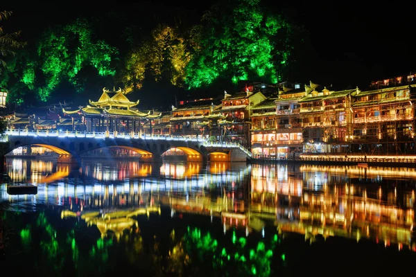 Night view of colorful bridge and traditional Chinese buildings — Stock Photo, Image