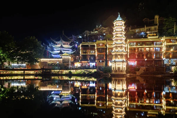 Vue de nuit de la pagode Wanming reflétée dans l'eau, Fenghuang — Photo