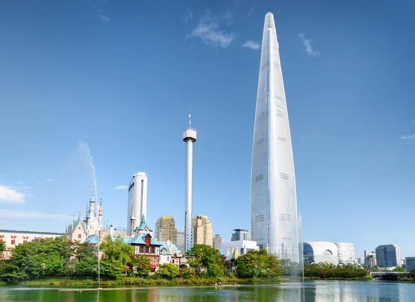 Schilderachtig uitzicht op park en wolkenkrabber in Seoul, Zuid-Korea — Stockfoto
