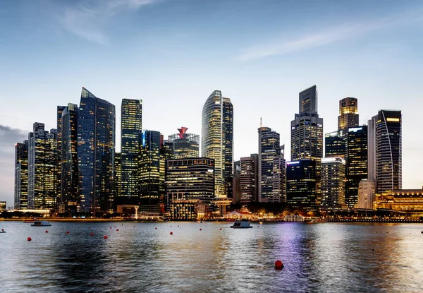 Wonderful evening view of Marina Bay and downtown of Singapore — Stock Photo, Image