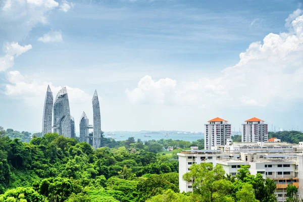 Paysage urbain d'été à Singapour. Des gratte-ciel parmi les arbres verts — Photo