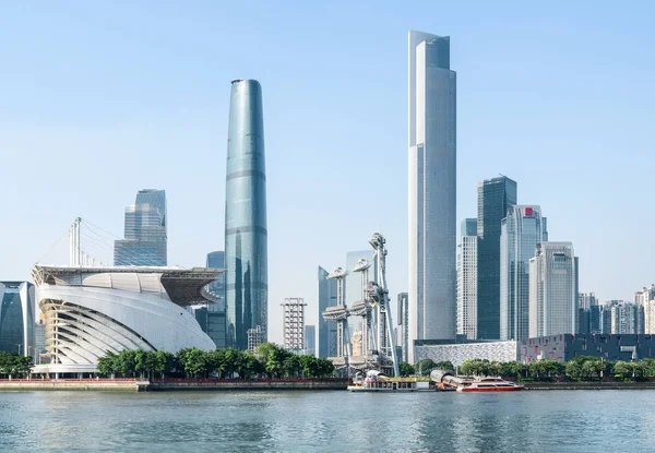 中国广州珠江和摩天大楼的景观 — 图库照片