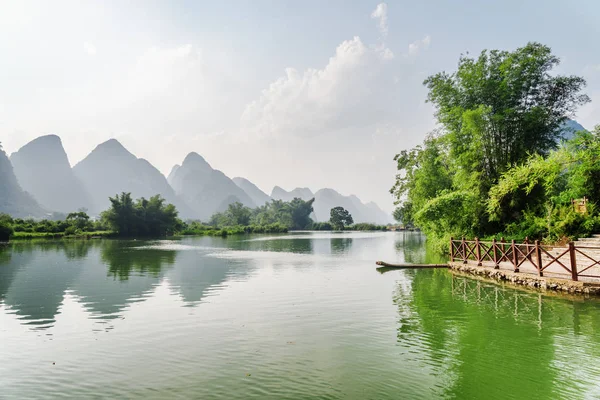 Schöne Aussicht auf den Yulong-Fluss und die Karstberge, Yangshuo — Stockfoto