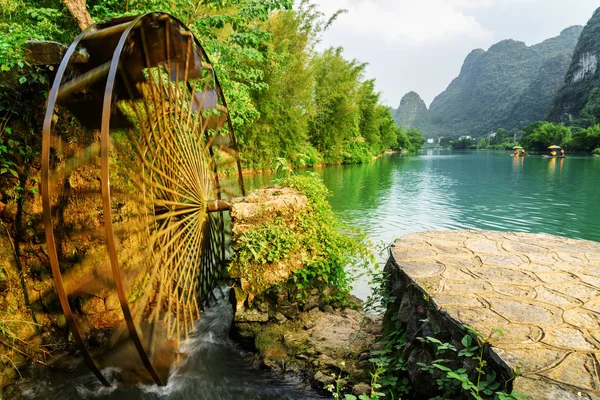 Incredibile ruota idraulica in movimento (noria) sul fiume Yulong, Yangshuo — Foto Stock