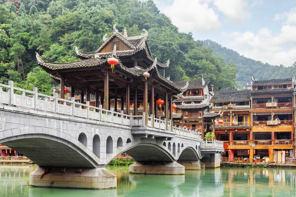 Blick auf malerische Brücke auf bewaldeten Bergen Hintergrund, fenghuang — Stockfoto