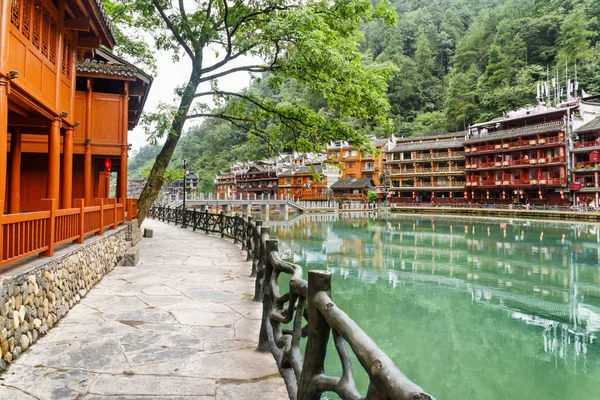 Damm des Tuojiang Flusses. Traditionelle chinesische Bauten — Stockfoto