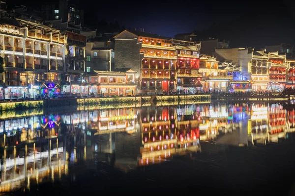 Colorful Chinese buildings reflected in water, Fenghuang — Stock Photo, Image