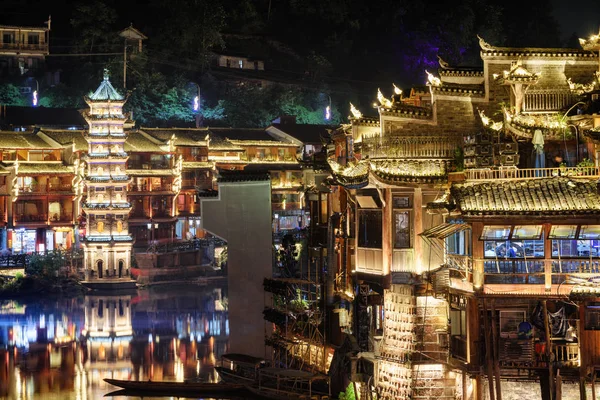 Night view of old traditional Chinese wooden riverside houses — Stock Photo, Image