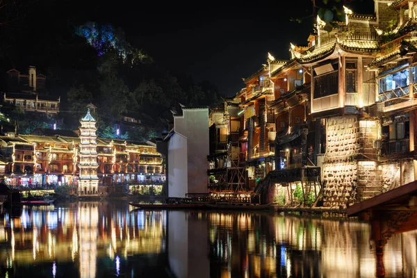 Scenic night view of traditional Chinese wooden riverside houses — Stock Photo, Image