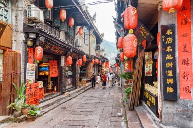 Geleneksel Çin kırmızı fenerleriyle süslenmiş bir sokak.