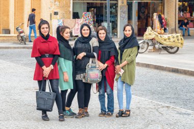Genç, gülümseyen, güzel İranlı kadınlar resim için poz veriyorlar, Yazd.