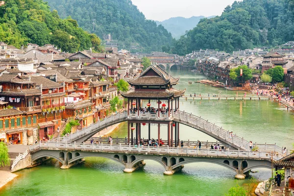 Atemberaubender Blick auf malerische Brücke in Phönix antike Stadt, China — Stockfoto