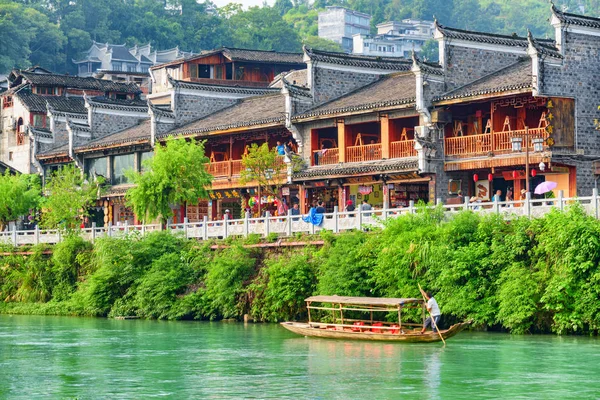 Geleneksel tahta turist teknesi Tuojiang Nehri, Fenghuang — Stok fotoğraf