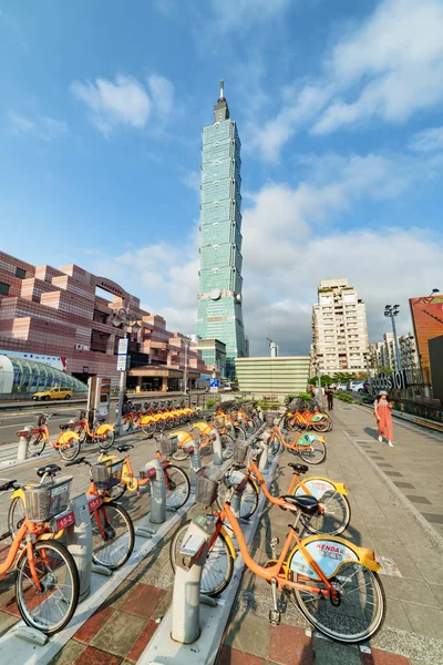 Widok na Taipei 101 i pomarańczowe Youbikes, Taipei, Tajwan — Zdjęcie stockowe