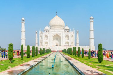 Mavi gökyüzü arkaplanındaki Taj Mahal 'in muhteşem manzarası