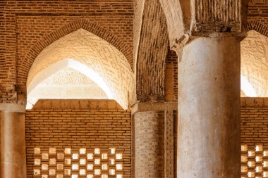İsfahan Camii 'nin içindeki eski kollar ve kemerler.