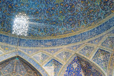 İran 'ın Seyyid Camii' ndeki taş oymalı pencerenin muhteşem manzarası