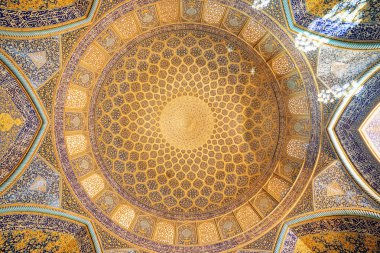 Şeyh Lotfollah Camii 'nin içindeki Kubbe' nin muhteşem manzarası, İsfahan