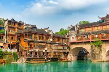 Fenghuang 'daki Hong Köprüsü' nün (Gökkuşağı Köprüsü) muhteşem manzarası