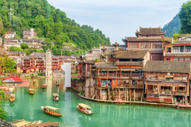 Tuojiang Nehri 'ndeki ahşap turist teknelerinin muhteşem manzarası.
