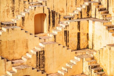 Panna Meena ka Kund rezervuarının eski basamakları ve oyukları