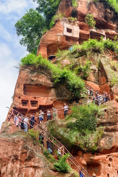 Asian tourists going down stairs to the Leshan Giant Buddha — Stock Photo, Image