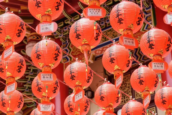 중국의 전통적 인 붉은 등 제비갈매기들이 줄지어서 있는 경치를 가까이 서 본 모습 — 스톡 사진