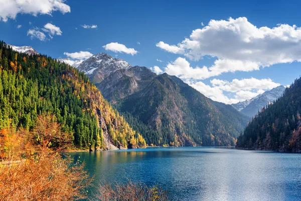 Bela vista do Lago Longo entre florestas de outono e montanhas — Fotografia de Stock