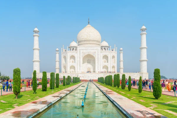 Incredibile vista del Taj Mahal su sfondo cielo blu — Foto Stock