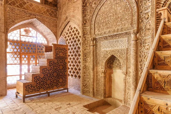 Impressionante santuário e dois antigos estandes esculpidos em madeira, Irã — Fotografia de Stock
