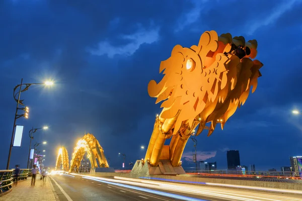 Gorgeous evening view of the Dragon Bridge in Danang, Vietnam — Stock Photo, Image