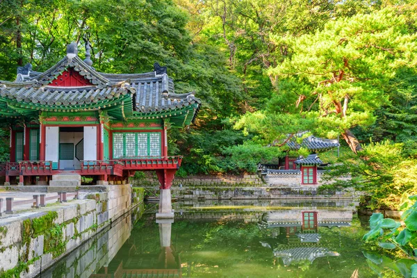 Pavilhão de Buyongjeong e lagoa de Buyeongji, jardim secreto de Huwon — Fotografia de Stock