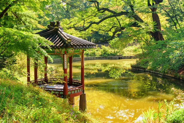 Fabulosa vista del colorido pabellón en Huwon Secret Garden, Seúl — Foto de Stock