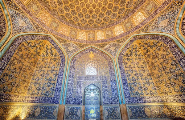 Fabulosa vista interior da Mesquita Sheikh Lotfollah, Isfahan, Irão — Fotografia de Stock