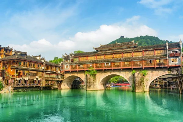 Csodálatos kilátás nyílik a Hong Bridge (Szivárvány híd) Fenghuang — Stock Fotó