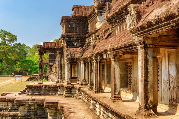 Πλευρικές είσοδοι στο αρχαίο ναό συγκρότημα Angkor Wat. Καμπότζη — Φωτογραφία Αρχείου