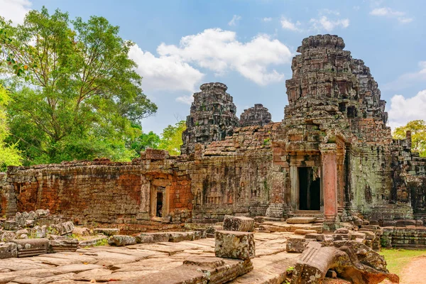 Mesés kilátás festői romjai Ta Prohm templom, Angkor — Stock Fotó