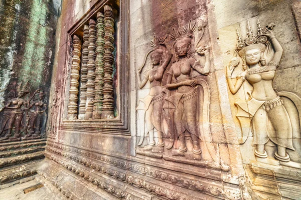 Awesome bas-reliefs at ancient temple complex Angkor Wat — Stock Photo, Image