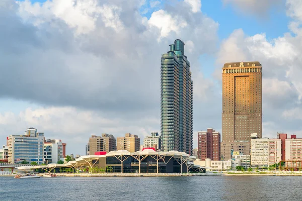 Kaohsiung silueti, Tayvan. Kaohsiung Limanı 'nın muhteşem manzarası. — Stok fotoğraf