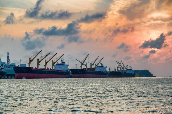 De haven van Kaohsiung bij zonsondergang. Vrachtschepen, Taiwan — Stockfoto