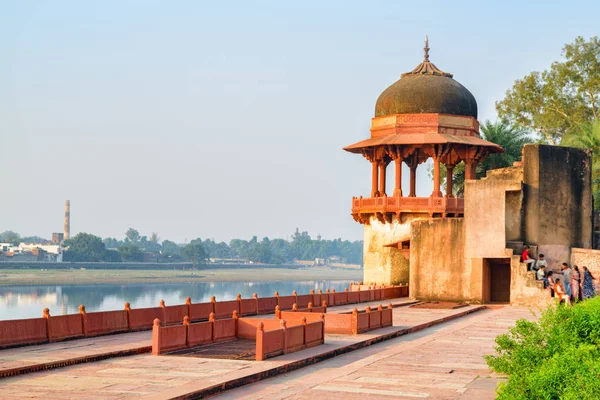 Increíble vista del río Yamuna y el pabellón tradicional, India — Foto de Stock