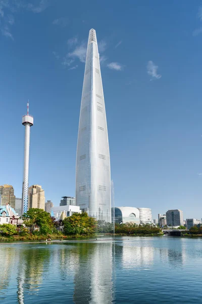 Amazing skyscraper by lake at downtown of Seoul, South Korea — Stock Photo, Image