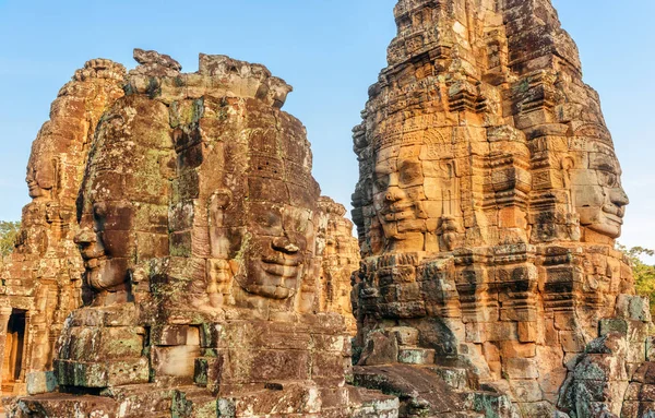 Bayon Tapınağı 'nın taş yüzlü kulelerinin manzarası — Stok fotoğraf