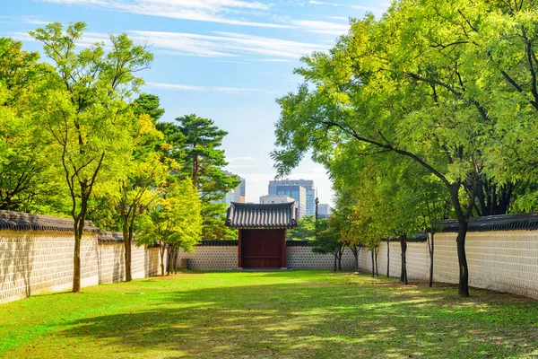 Csodálatos kilátás nyílik a kertre és a festői kapu, Gyeongbokgung Palace — Stock Fotó