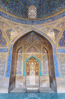 İran, İsfahan 'daki Seyyid Camii' nin içindeki mihrab manzarası harika.