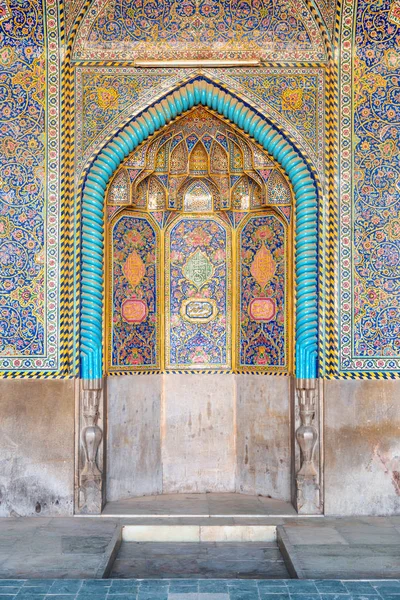 이 란, 이스파한에 있는 세에 드 모스크 안 에서 있는 미라 브의 아름다운 광경 — 스톡 사진