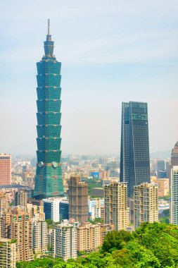 Taipei 101 ve şehir merkezindeki diğer gökdelenlerin muhteşem manzarası.