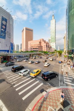 Xinyi Yolu ve Keelung Yolu kavşağı. Taipei, Tayvan