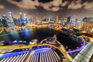 Singapur 'daki Marina Körfezi manzaralı gece manzarası